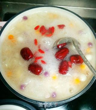 香蕉圆子银耳羹的做法步骤：6