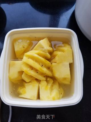 菠萝咕佬肉的做法步骤：1