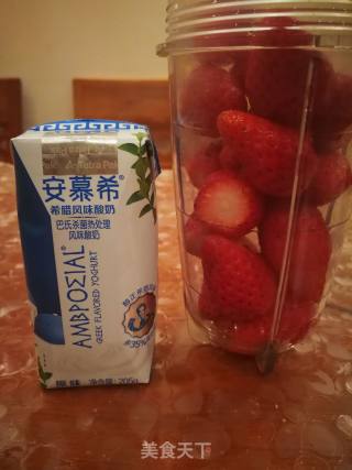 酸奶草莓奶昔的做法步骤：2