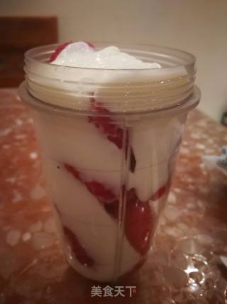 酸奶草莓奶昔的做法步骤：3