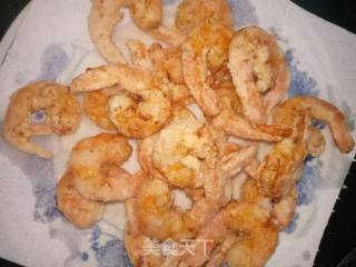 “花样美食”酥炸凤尾虾仁的做法步骤：5