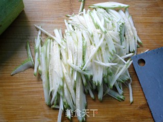 西葫芦煎蛋饼的做法步骤：2