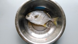 红烧金鲳的做法步骤：1