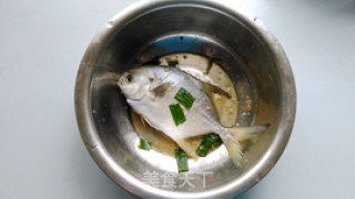 红烧金鲳的做法步骤：2
