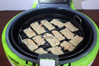香脆米饭虾仁饼的做法步骤：7