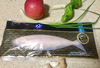 #花样美食#百变水果~苹果巴沙咕噜肉的做法步骤：1