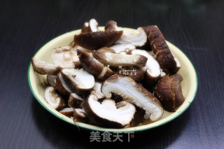 红烧鱼炖香菇的做法步骤：2