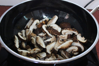 红烧鱼炖香菇的做法步骤：5