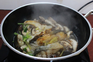 红烧鱼炖香菇的做法步骤：7