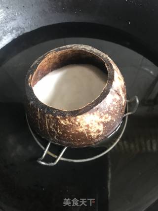 椰子炖乌鸡汤的做法步骤：2