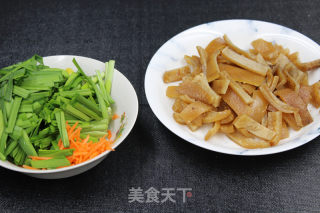 韭菜炒肉皮的做法步骤：2