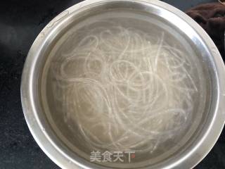 韭菜炒粉条的做法步骤：2