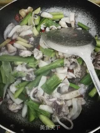 蒜苗炒墨鱼的做法步骤：4