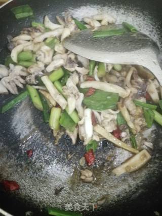 蒜苗炒墨鱼的做法步骤：5