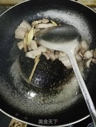 豆瓣酱五花肉炒花菜的做法步骤：4