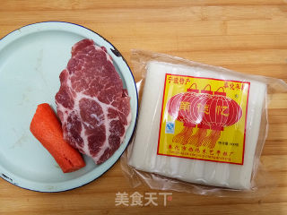 黑椒肉粒炒年糕的做法步骤：1