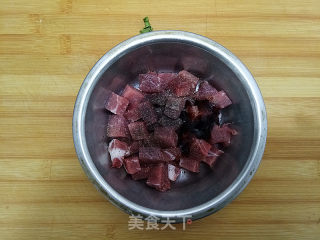黑椒肉粒炒年糕的做法步骤：2