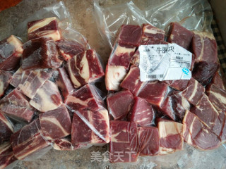 牛肉麻辣香锅的做法步骤：1