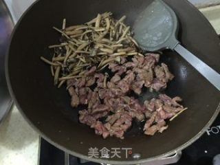茶树菇炒牛肉的做法步骤：5