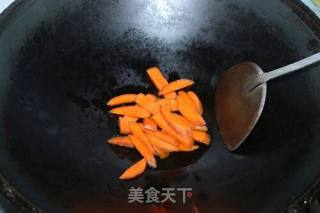 胡萝卜木耳炒白菜的做法步骤：3