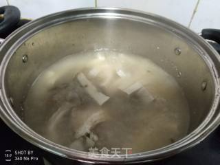 芫茜鱼头豆腐汤的做法步骤：8
