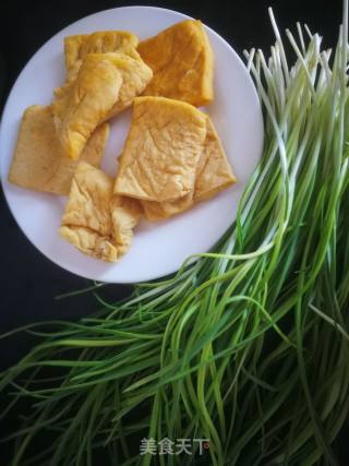 蒜苗炒油豆腐的做法步骤：1