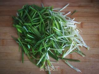 蒜苗炒油豆腐的做法步骤：3