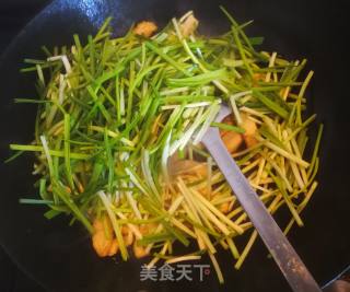 蒜苗炒油豆腐的做法步骤：6