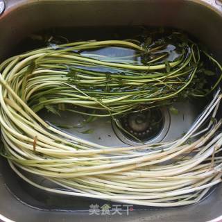 清炒水芹的做法步骤：1
