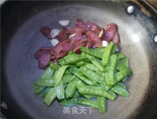 “花样美食”荷兰豆炒腊肠的做法步骤：6