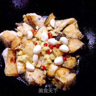蒜子烧鱼块的做法步骤：5