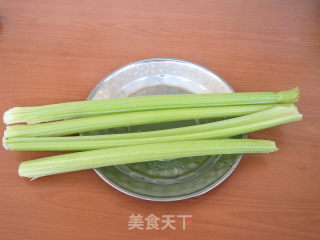 猴头菇炒西芹的做法步骤：4