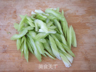 猴头菇炒西芹的做法步骤：5
