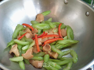 猴头菇炒西芹的做法步骤：9