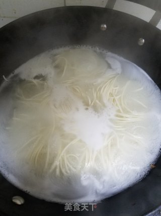 虾滑菠菜汤面的做法步骤：3