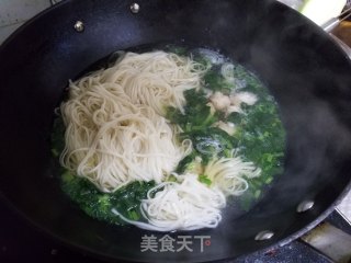 虾滑菠菜汤面的做法步骤：7