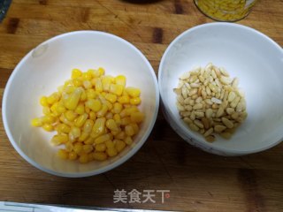 松仁玉米的做法步骤：1