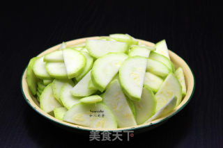 瘦肉炒云南小瓜的做法步骤：2