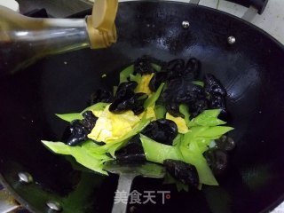 青笋鸡蛋木耳的做法步骤：5