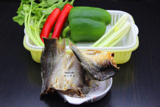 彩椒炒腊鱼干的做法步骤：1