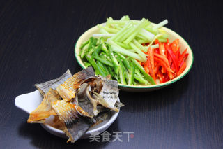 彩椒炒腊鱼干的做法步骤：2