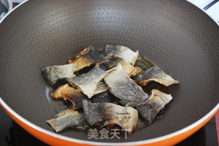 彩椒炒腊鱼干的做法步骤：3