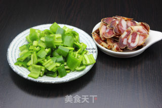 尖椒炒腊肠的做法步骤：2