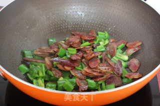 尖椒炒腊肠的做法步骤：5