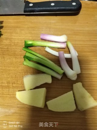 鲈鱼豆腐萝卜汤的做法步骤：2