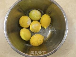 冰糖炖柠檬的做法步骤：1