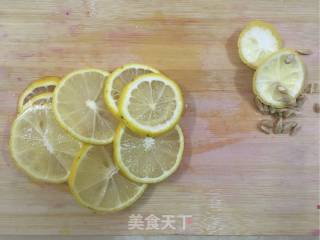 冰糖炖柠檬的做法步骤：2