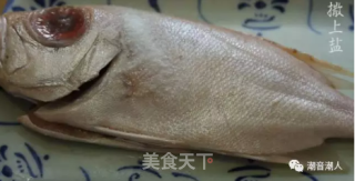潮音潮人：蒜香红目鲢的做法步骤：3