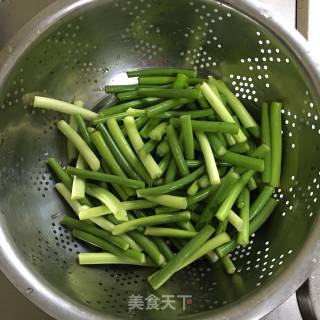 腊肠炒蒜薹的做法步骤：1