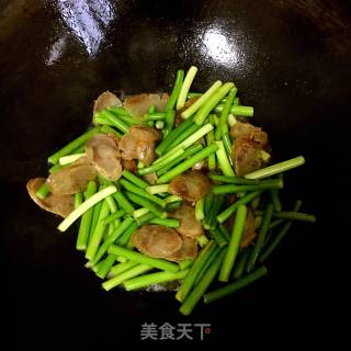 腊肠炒蒜薹的做法步骤：4